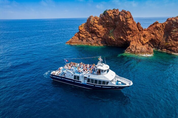 Phương tiện di chuyển tới thành phố Cannes Pháp là xe tự lái