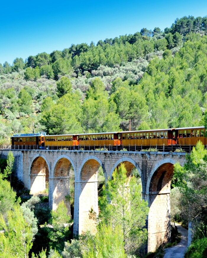 Trải nghiệm đi chuyến tàu cổ Tren de Sóller ở thị trấn Sóller Tây Ban Nha