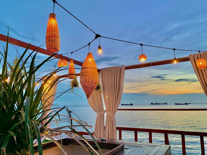 Beach Stop Lounge and coffee 
