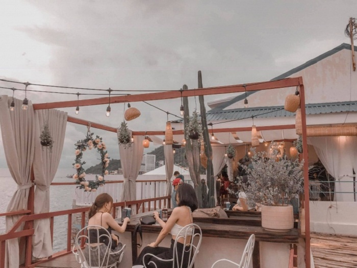 Beach Stop Lounge and coffee 