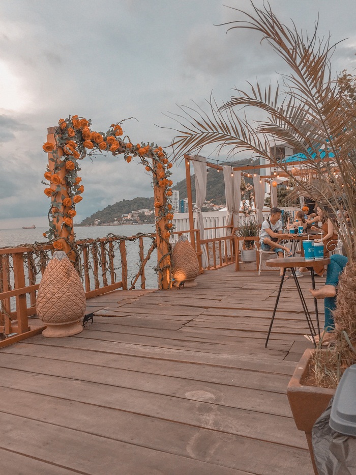 Beach Stop Lounge and coffee 