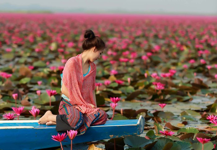Hồ Sen Đỏ Thái Lan: Điểm check-in lãng mạn như chốn tiên cảnh