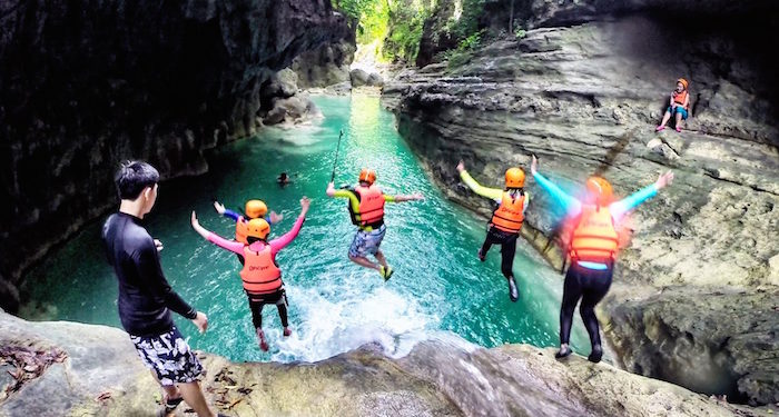 Thác nhiều tầng Kawasan ở Philippines - thiên đường xanh ngọc bích