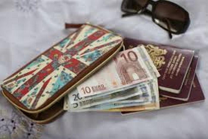 Mẹo hay giữ sức khỏe khi du lịch nước ngoài: luôn mang theo tiền mặt