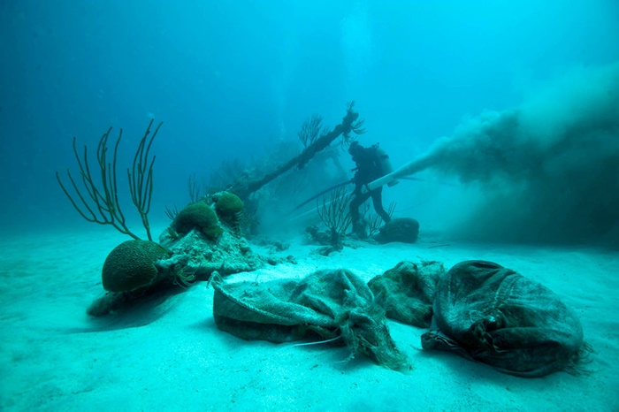Chuyện độc lạ: Lọ nước hoa cổ điển sống tới 150 năm trong con tàu đắm đáy biển Bermuda