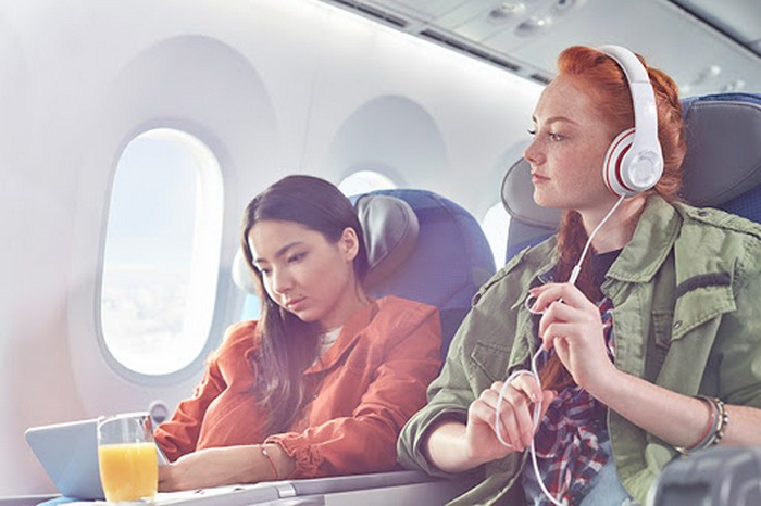 Bí kíp giúp chuyến bay đường dài dễ chịu hơn: mang theo nút bịt tai, tai nghe chống ồn. 