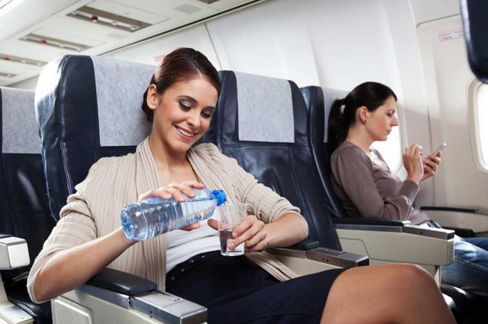 Cách có chuyến bay đường dài thoải mái: uống đủ nước. 