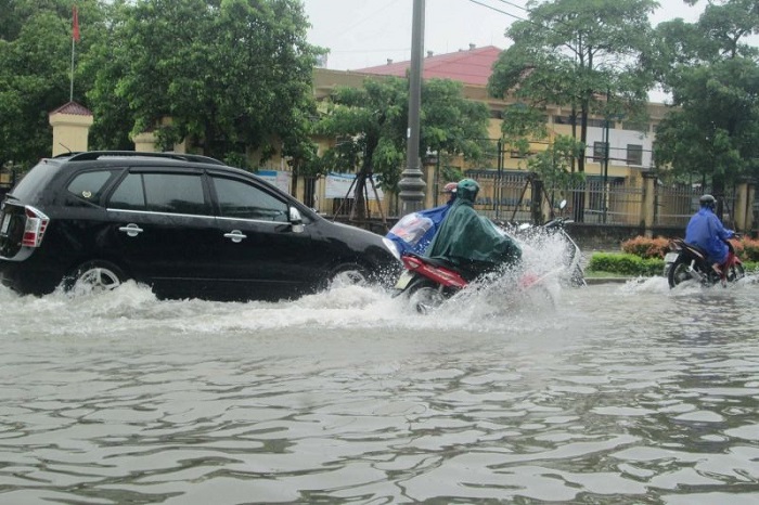 Kinh nghiệm lái xe qua đường ngập nước bạn nên biết