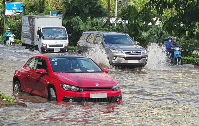 Kinh nghiệm lái xe qua đường ngập nước bạn nên biết