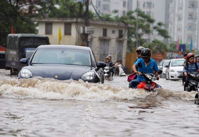 Kinh nghiệm lái xe qua đường ngập nước bạn nên biết