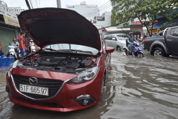 Kinh nghiệm lái xe qua đường ngập nước bạn nên biết