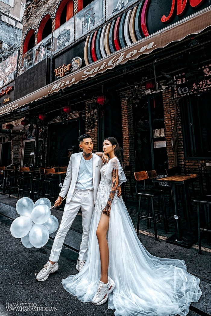 Một bộ ảnh cưới kiểu Hong Kong sẽ khiến bạn nhớ đến những bộ phim cổ trang lãng mạn. Không chỉ ôm hôn và tặng hoa, đóng giả như trong phim cũng là một trải nghiệm vô cùng đáng nhớ. Hãy cùng đón xem bức hình chụp cặp đôi trong trang phục truyền thống đầy sang trọng và lãng mạn.