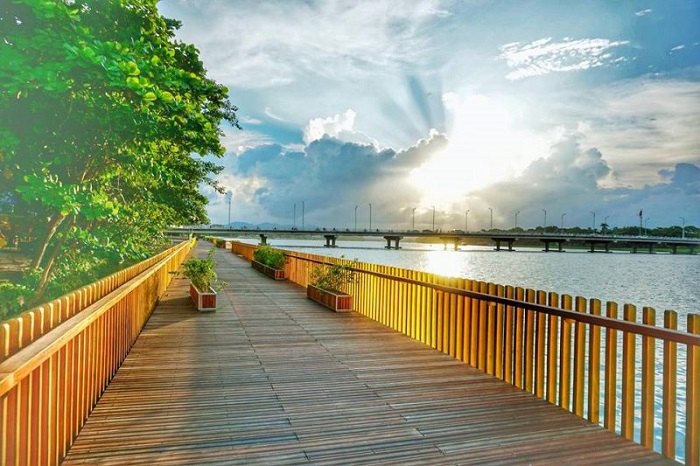 cầu đi bộ ở Việt Nam đông khách