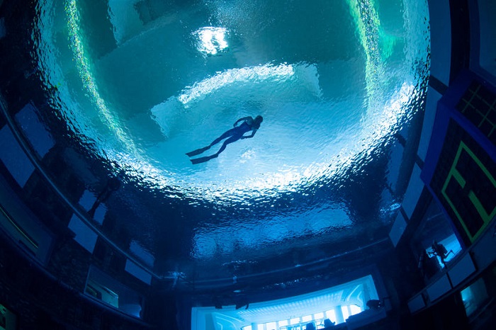 lặn ở bể bơi sâu nhất thế giới 