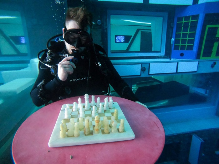 Du khách có thể chơi cờ vua, thậm chí là đọc sách dưới nước. Ảnh: timeoutdubai