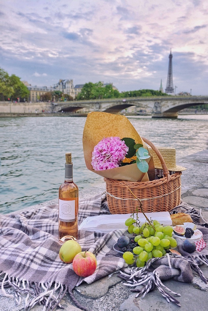 dã ngoại bên sông Seine khi du lịch Paris 