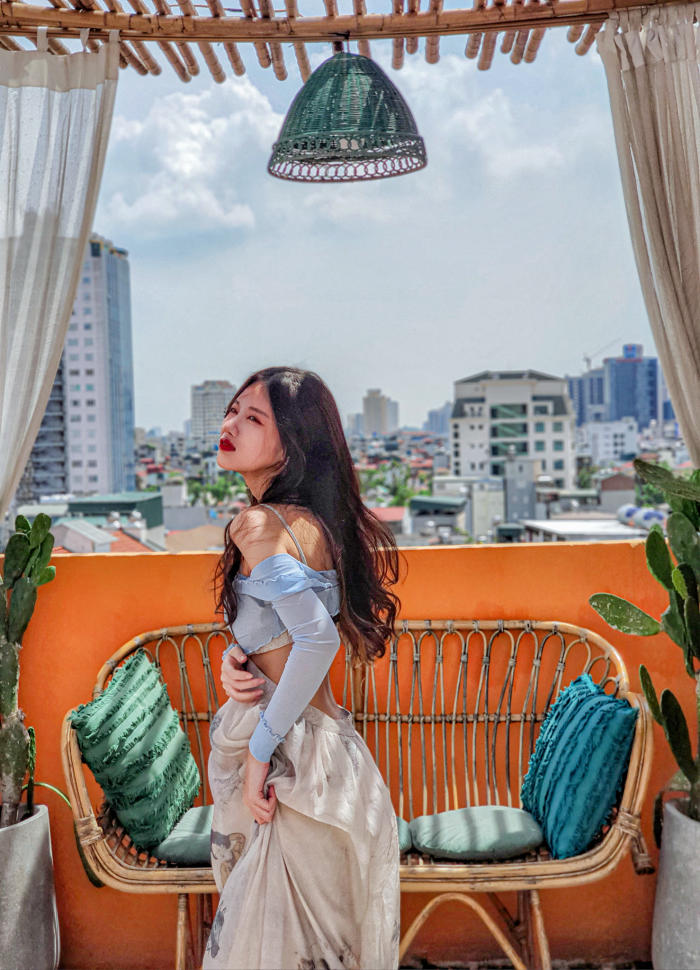 em rooftop coffee: Tuy nhiên quán khá đông người vì vậy các bạn nên canh thời gian để đến đây chụp nhé không thì đông lắm đó