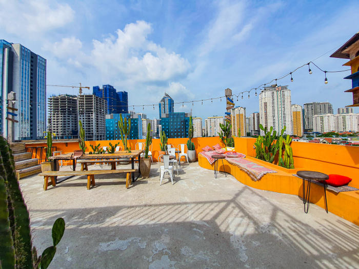 em rooftop coffee: Điểm cộng lớn nhất chính là nơi đây đang được khen ngợi vì có view ngắm Hà Nội đỉnh nhất