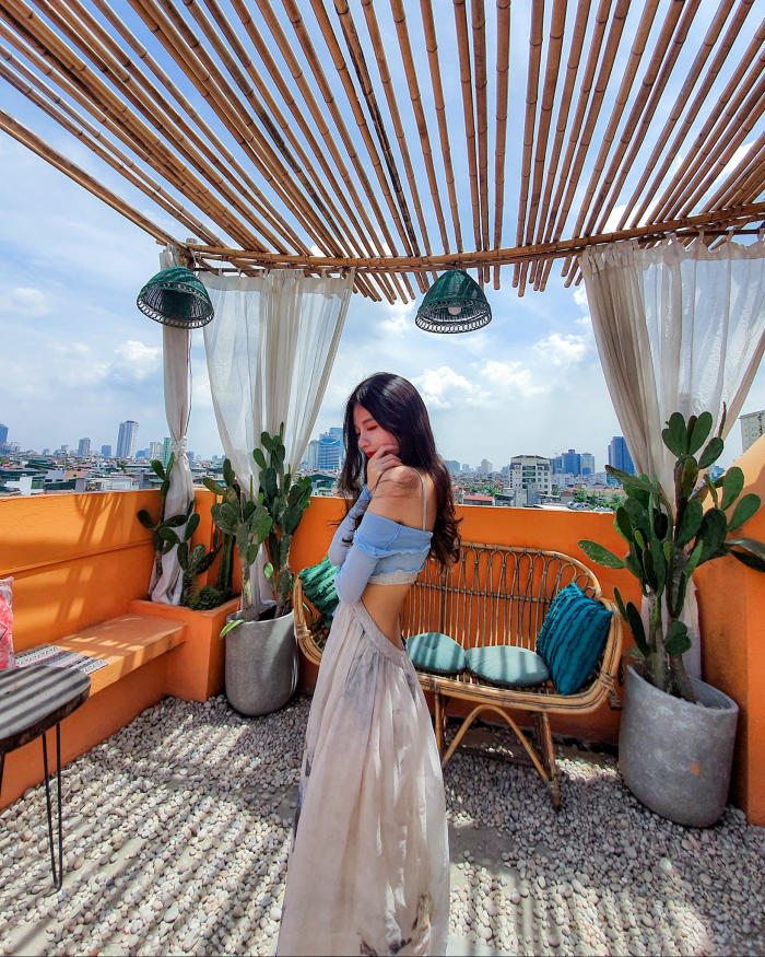 em rooftop coffee: Tuy nhiên, một phần vì quán rộng nên kể cả vào dịp lễ hay ngày thường, lượng người đến quán rất đông và khá ồn