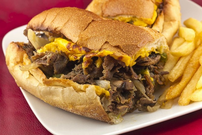 sandwich bít tết phô mai - loại bánh sandwich nổi tiếng của Mỹ