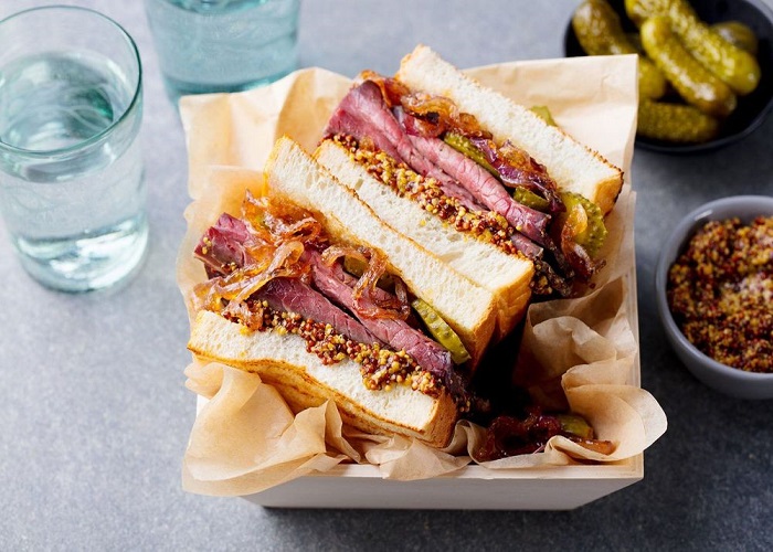 pastramy - loại bánh sandwich nổi tiếng của Mỹ