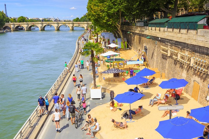 thăm bãi biển nhân tạo Paris Plage là trải nghiệm miễn phí ở Paris