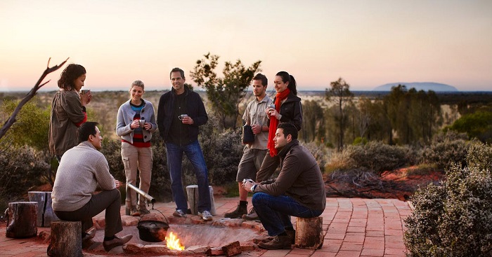 Thưởng thức Damper tại Desert Awakenings - trải nghiệm độc đáo của ẩm thực Uluru.