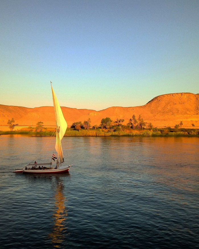  Để vào thăm ngôi làng Nubian Ai Cập, bạn sẽ di chuyển bằng Felucca.