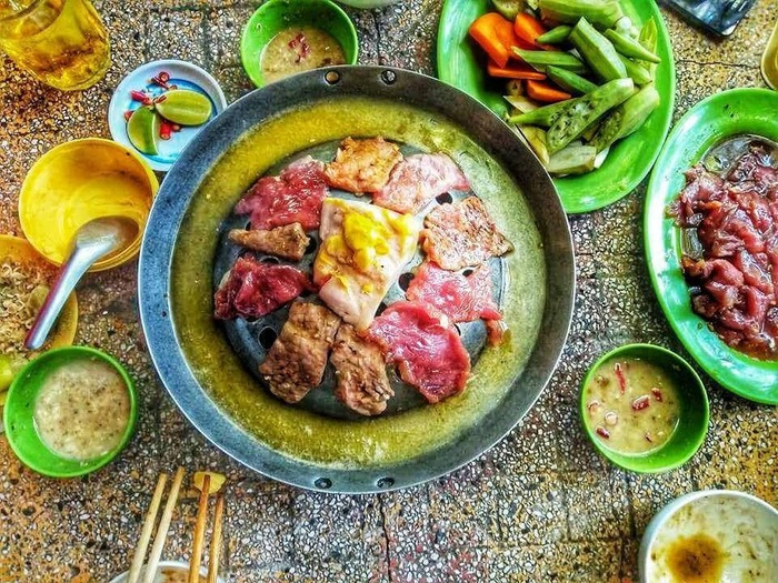 Bò leo núi An Giang thường được ăn kèm với bánh tráng, rau sống, mì tôm, trứng cùng các loại nước chấm khác nhau, tạo nên một bữa buffet vị giác bùng nổ.