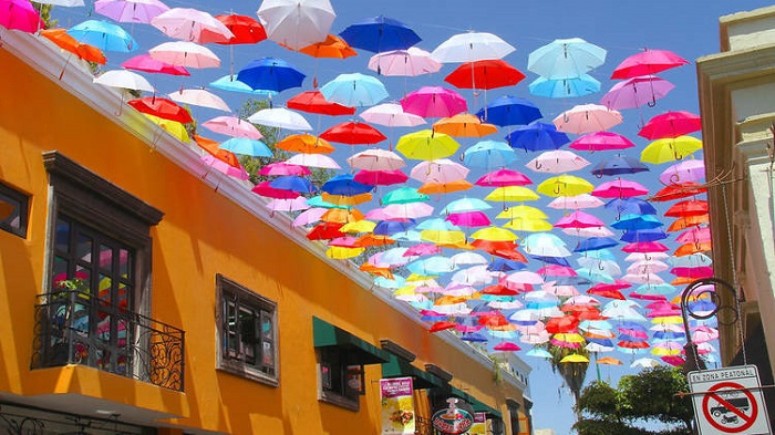 Những chiếc ô đầy màu sắc tại một trong những điểm đến thú vị ở Guadalajara – Tlaquepaque