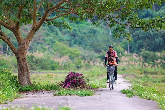 đạp xe tại Làng chài Việt Hải Cát Bà
