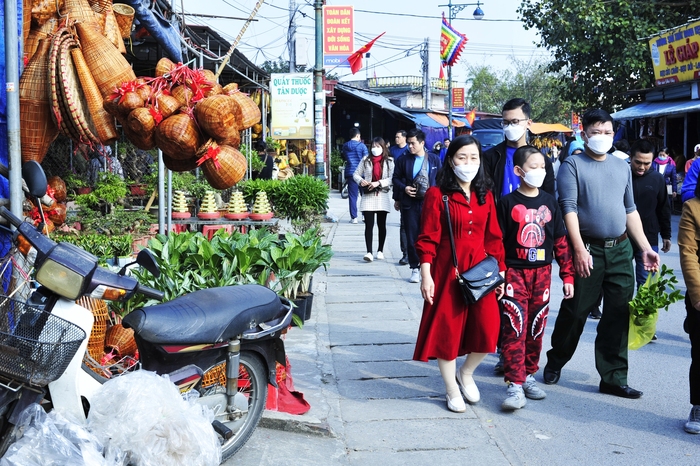 Các khu chợ từ bé đến lớn luôn bày bán nem nắm Nam Đinh và các loại đặc sản khác.