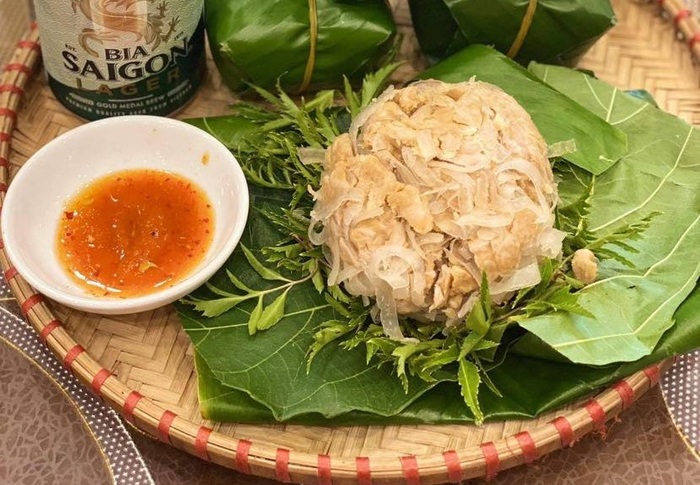 Nem nắm Nam Định thường được ăn kèm với rau sống tươi mát, chấm cùng nước mắm đậm đà.
