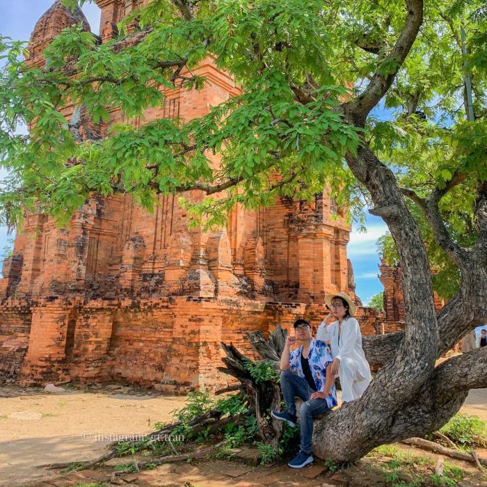 Đến tháp Poklong Garai