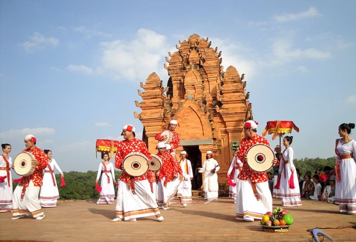 Đến tháp Poklong Garai