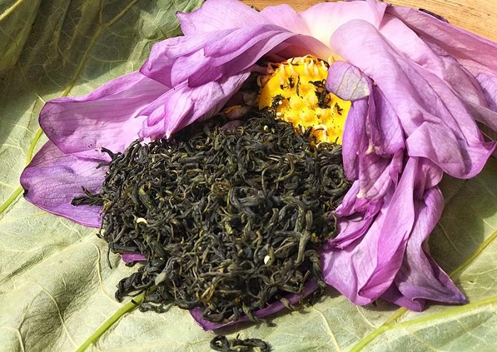 Trà sen Tây Hồ toát lên hương thơm ngát của trà và hoa sen.