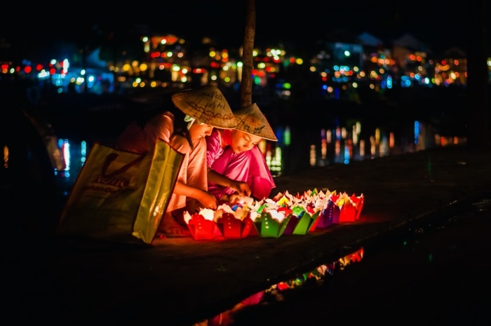 Buổi tối bạn có thể thả đèn hoa đăng trên sông Hoài - Điểm đến chữa lành tại Việt Nam