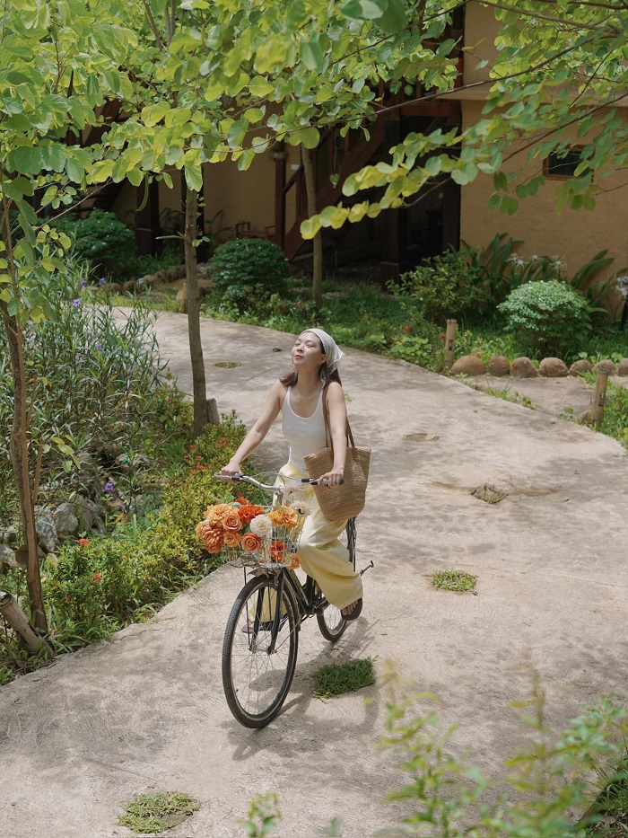 Du khách nên thuê xe đạp hoặc xe máy để thuận tiện vi vu khám phá làng Xăm Khòe Mai Châu