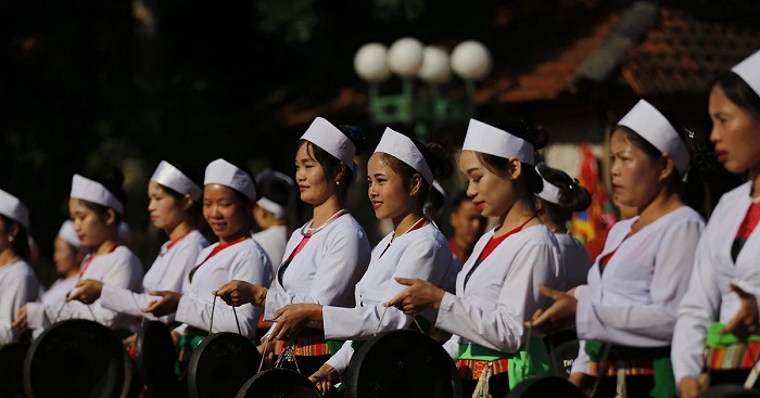 Người Mường có rất nhiều lễ hội độc đáo gắn liền với lúa nước, điển hình là Lễ hội rửa lá lúa ở Hòa Bình