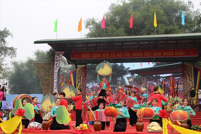Lễ hội khai hạ được tổ chức hoàng tráng và đặc sắc không kém Lễ hội rửa lá lúa ở Hòa Bình