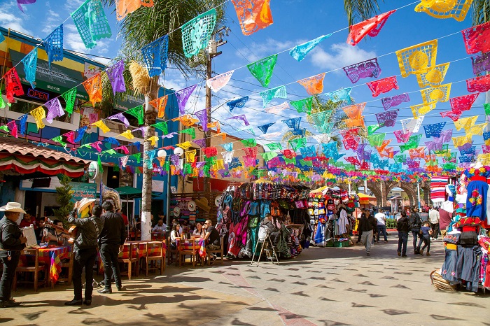 Plaza Santa Cecilia là một trong những địa điểm mua sắm hàng đầu Tijuana nằm ở đầu đại lộ Avenida Revolución