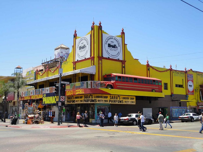 Đại lộ Avenida Revolución là khu phố chính và cũng là một trong những địa điểm mua sắm hàng đầu Tijuana