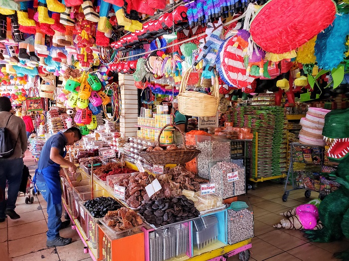 Có rất nhiều loại hàng hóa được bày bán tại chợ Hidalgo - địa điểm mua sắm hàng đầu Tijuana