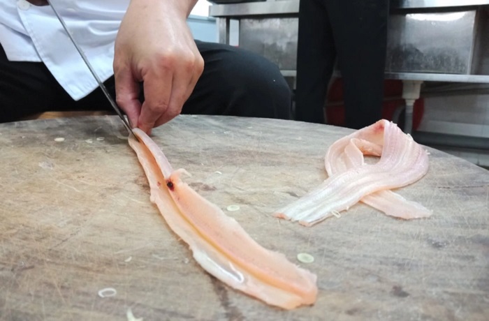 Gỏi cá nhệch Ninh Bình sau khi đánh bắt về sẽ được làm sạch nhớt và lọc lấy thịt