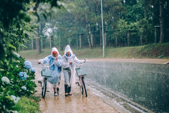 lưu ý khi du lịch Măng Đen, Đà Lạt vào mùa mưa nên mang theo áo mưa