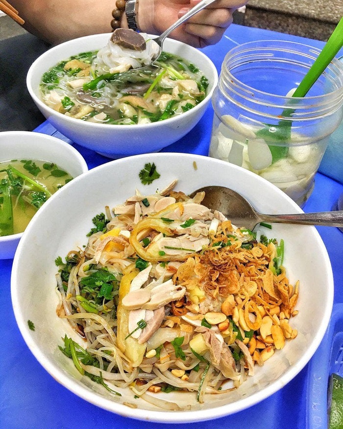 Quán ăn sáng ngon ở phố cổ Hà Nội đã xuất hiện trên Michelin và cực đông khách bất kể thời điểm nào