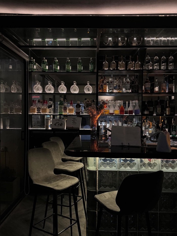 Quán cà phê sang chảnh ở Quận Cầu Giấy có khu vực quầy bar lên ảnh cũng cực chất