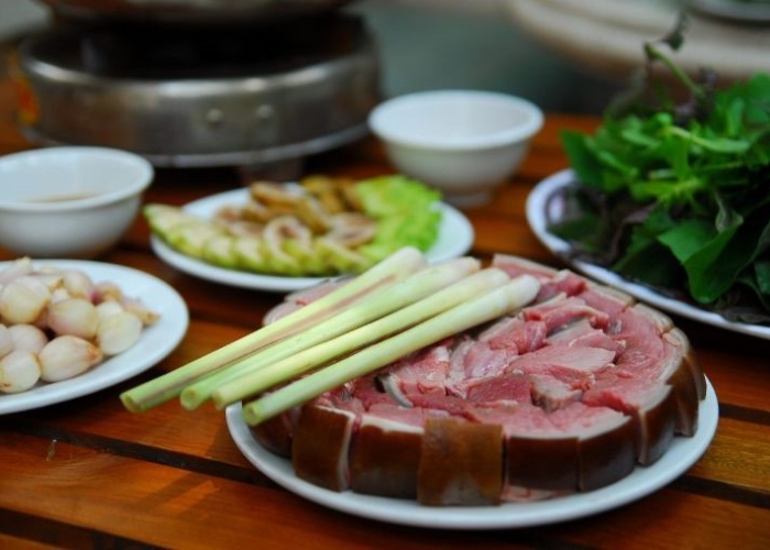 Quán dê ngon ở Ninh Bình - Thực đơn của nhà hàng Hoàng Giang tập trung vào các món ăn từ dê, với sự phong phú và hấp dẫn