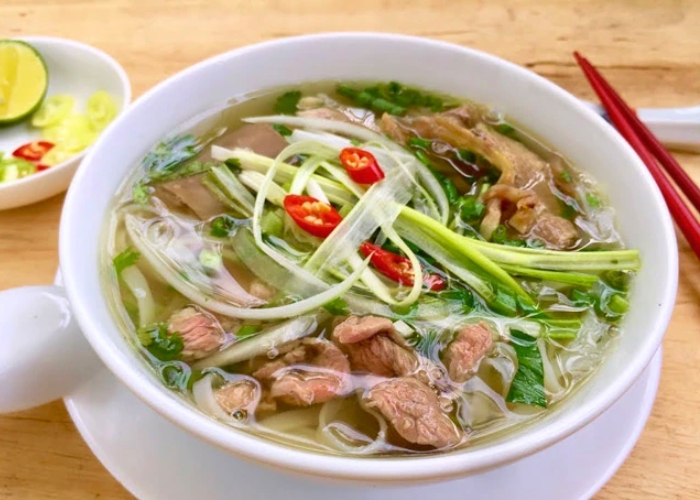 Quán phở ngon ở Hà Nội - Phở Bò Lâm nổi tiếng với nước dùng đậm đà, thịt tươi ngon