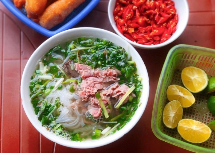Quán phở ngon ở Hà Nội - Phở gánh Hàng Chiếu là điểm đến quen thuộc của những tín đồ ẩm thực đêm khuya